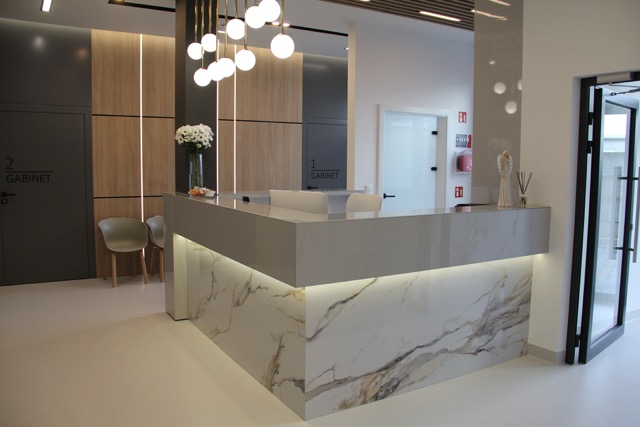 Recepcja przychodni Med-Dent Włodarczyk z marmurowym blatem i podświetleniem