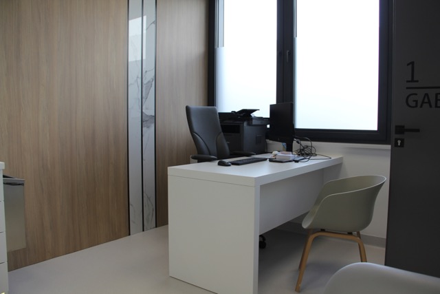 Gabinet lekarski z biurkiem i stanowiskiem komputerowym