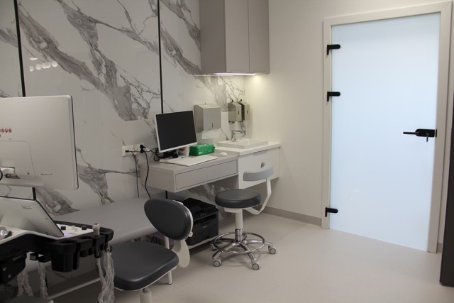 Gabinet zabiegowy z fotelem medycznym i aparaturą diagnostyczną