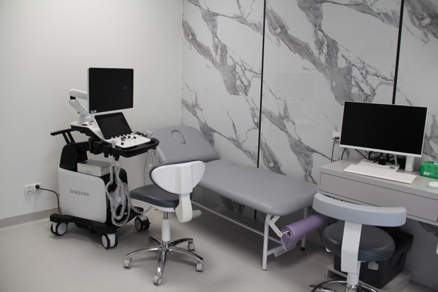 Gabinet USG z aparatem ultrasonograficznym Samsung i kozetką