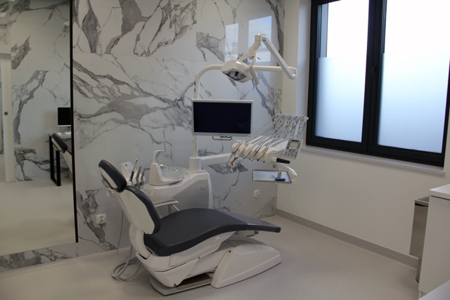 Gabinet stomatologiczny z nowoczesnym unitem dentystycznym i monitorem