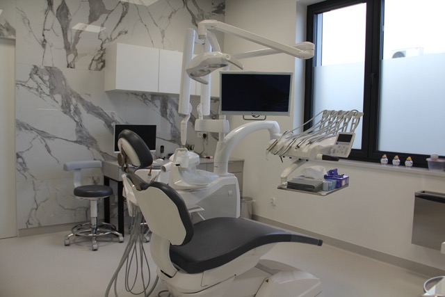 Drugi gabinet stomatologiczny z fotelem i sprzętem dentystycznym