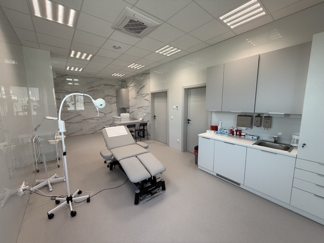 Gabinet chirurgiczny z fotelem zabiegowym i lampą operacyjną