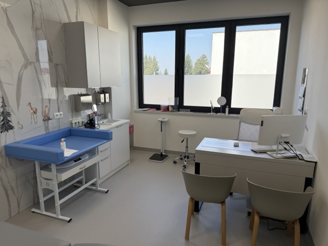 Gabinet pediatryczny z przewijakiem i dekoracją z motywem zwierząt