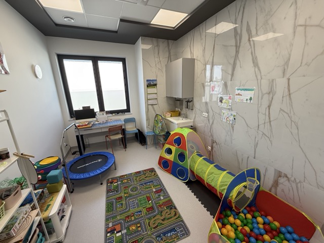 Sala integracji sensorycznej z trampoliną, tunelem i basenem z piłkami