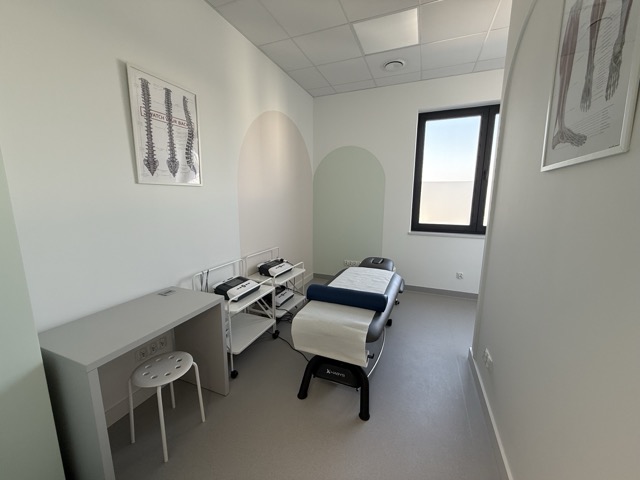 Gabinet rehabilitacji z łóżkiem terapeutycznym i aparaturą do elektroterapii