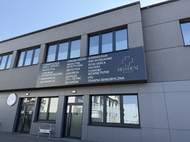 Elewacja budynku przychodni Med-Dent Włodarczyk z tablicą specjalizacji